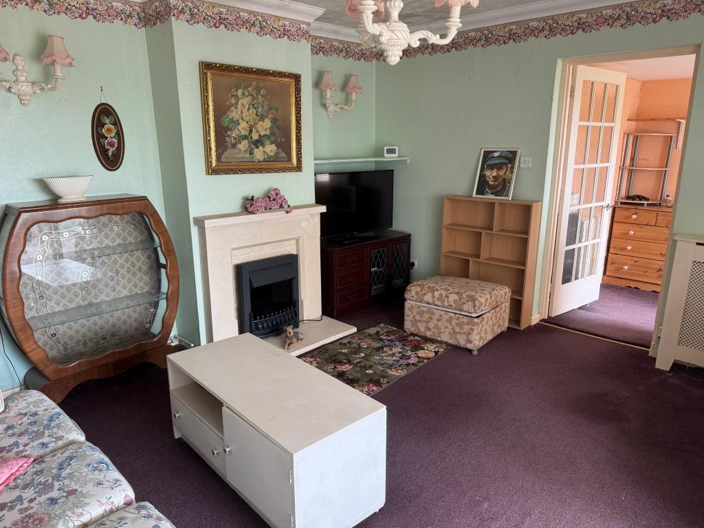 Lot: 179 - FREEHOLD HOUSE FOR IMPROVEMENT ON SOUGHT AFTER PRIVATE ESTATE - The Living Room
